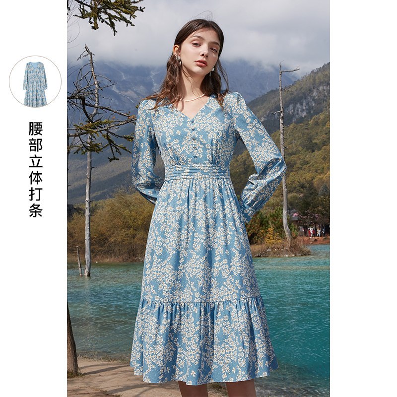 三彩2021春季新款v领法式复古连衣裙高腰赫本风中长女士碎花裙子视频