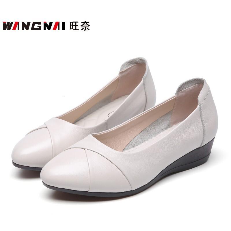 旺奈wangnai春秋皮鞋女坡跟平底妈妈鞋真皮软底单鞋女士浅口中跟厚底