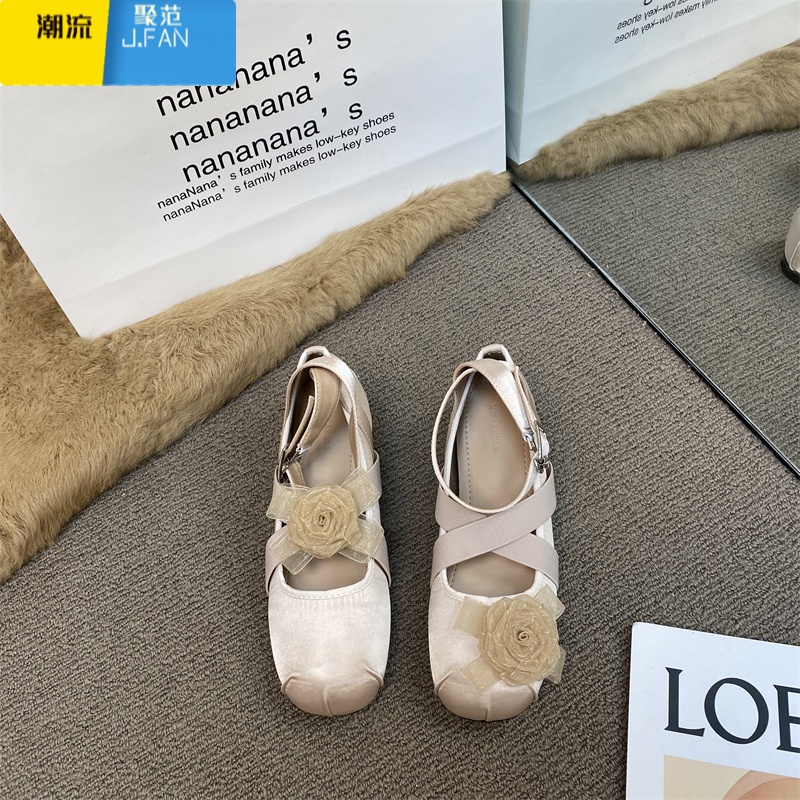 聚范复古花朵方头芭蕾舞鞋2024交叉扣带单鞋女晚风温柔内增高玛丽珍鞋
