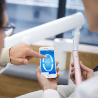 飞利浦(Philips)电动牙刷 钻石亮白智能型牙刷 成人充电式声波震动式31000转/分钟 冰晶粉HX9924/22