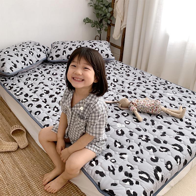 家柏饰(CORATED)儿童榻榻米床垫0.9m单人学生宿舍软垫床褥家用保护垫薄款垫被褥子 豹纹风尚灰（不含枕套） 60×120cm