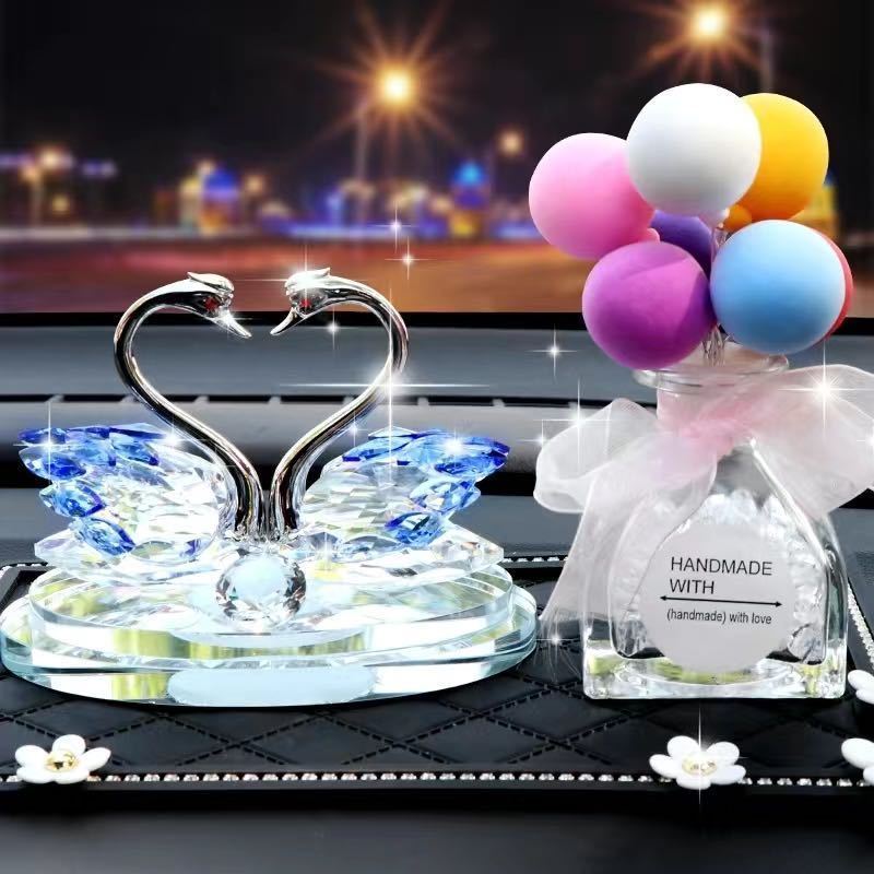 粉红色天鹅汽车摆件车载香水高档女神款创意小车内饰品车上装饰用品
