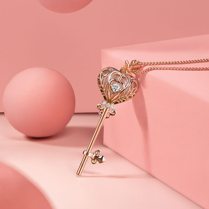 潮宏基仙女棒红18k金钻石吊坠女挂坠爱心不含项链纪念礼物