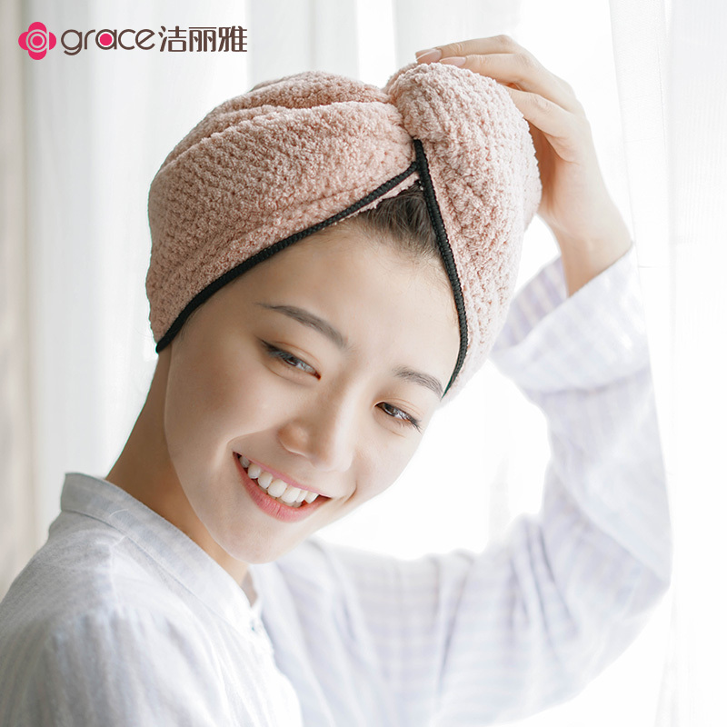 帽采用超细纤维制作而成,手感舒适柔软,吸水性强,能够快速吸干头发的