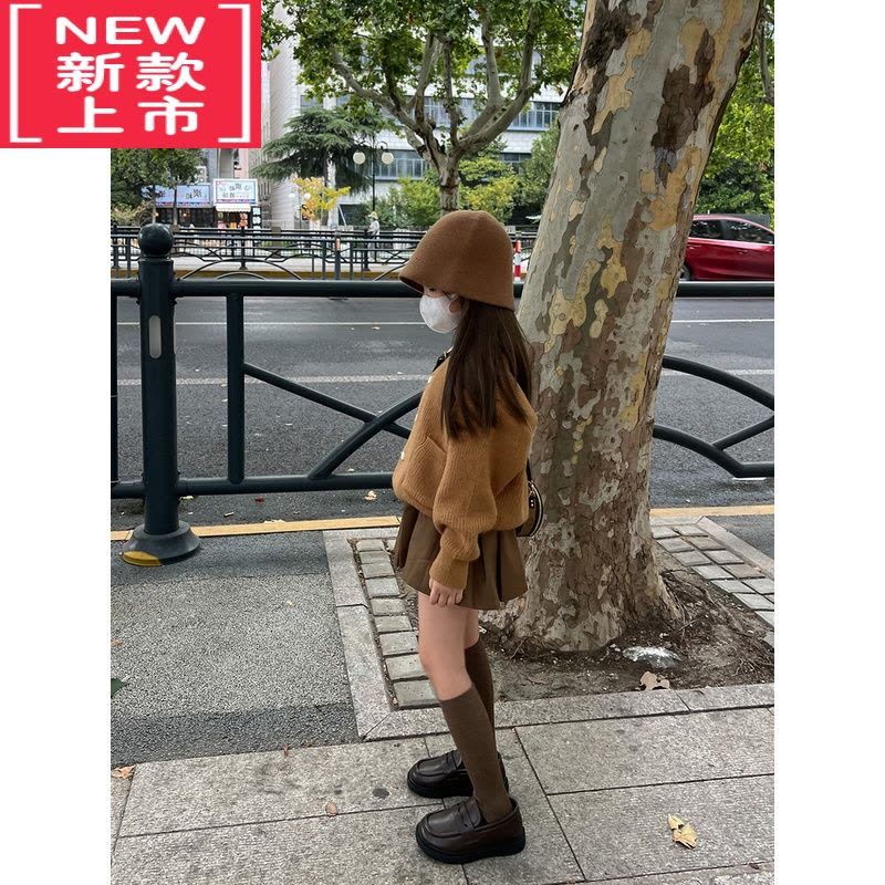 可莉允爱惨了秋天!儿童秋冬焦糖色时髦针织开衫毛衣/百褶半身裙图片