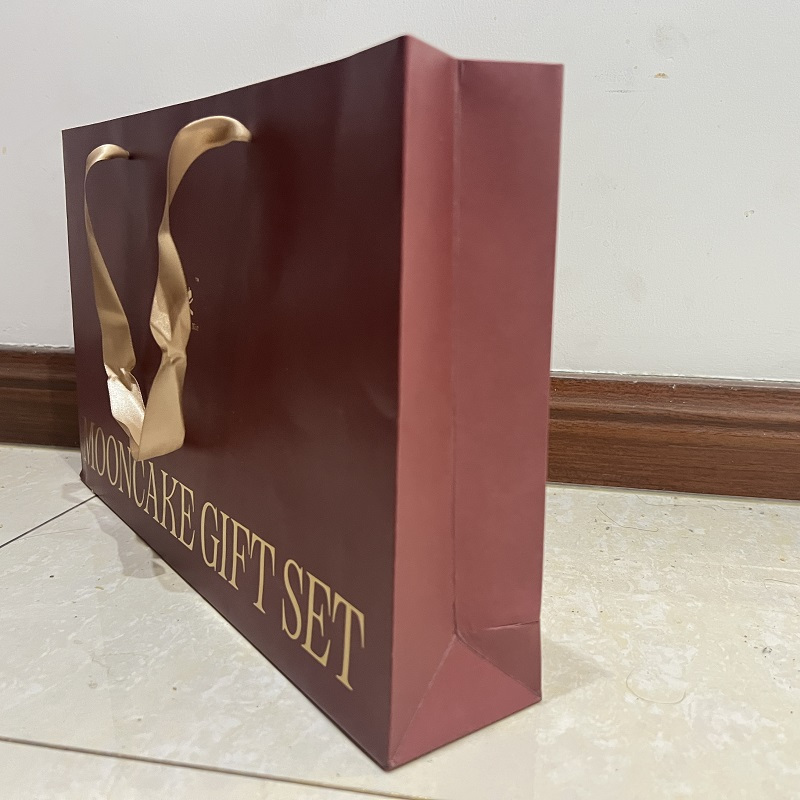 中锐智采白卡定制礼品手提袋竖款材质:250克白卡 印刷工艺:四色一专印刷 是否覆膜:哑膜 尺寸:230*50*360mm