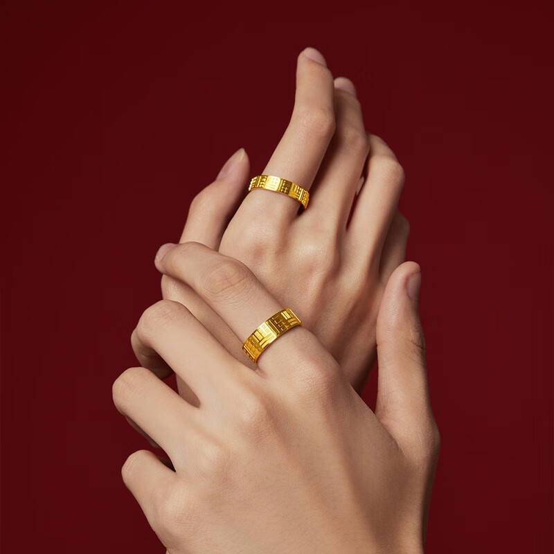 周大福传福福牌福字足金黄金戒指男戒情侣对戒R35231高清大图
