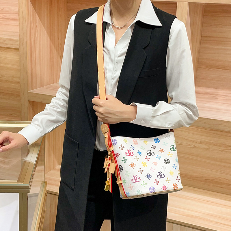 欧美时尚包包女2026新款高级感小众超火印花彩色水桶包单肩斜挎手提女包高清大图