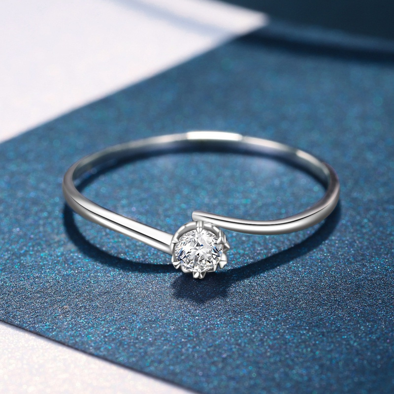 老庙黄金18k金六爪镶嵌钻石显钻扭臂心形结婚求婚戒指视频