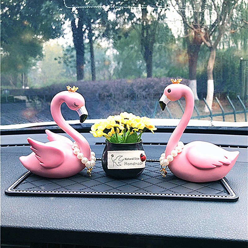 创意车载火烈鸟车上摆件镶钻可爱羽毛车内汽车摆台气质装饰品女士
