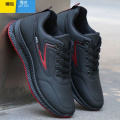 聚范男鞋黑色皮面防水防滑潮鞋新款软底耐磨跑步鞋厨房鞋休闲鞋 A70黑红四季款皮面 42标准运动尺码