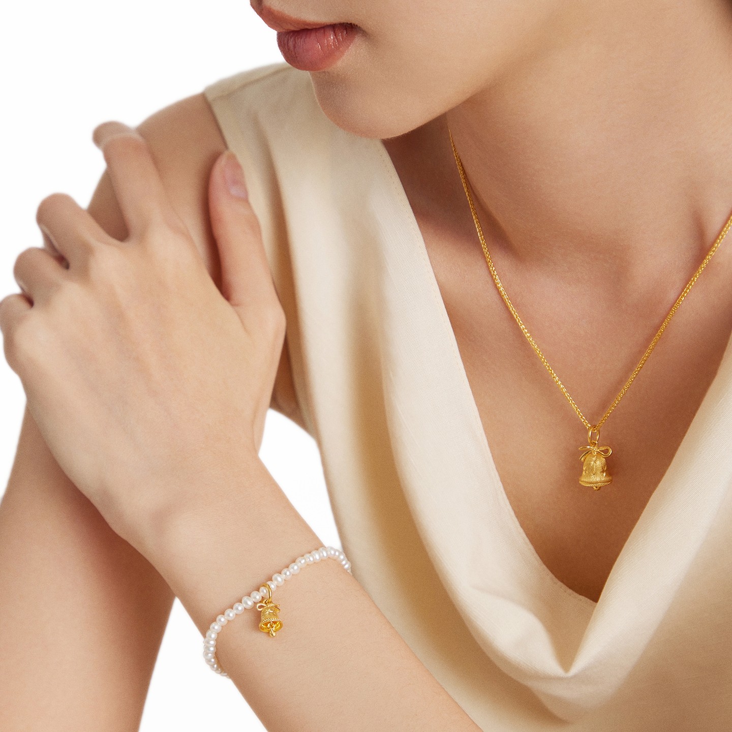 周大福蝴蝶结雪花铃铛大版足金黄金吊坠女计价(工费520)EOF2201送礼物高清大图