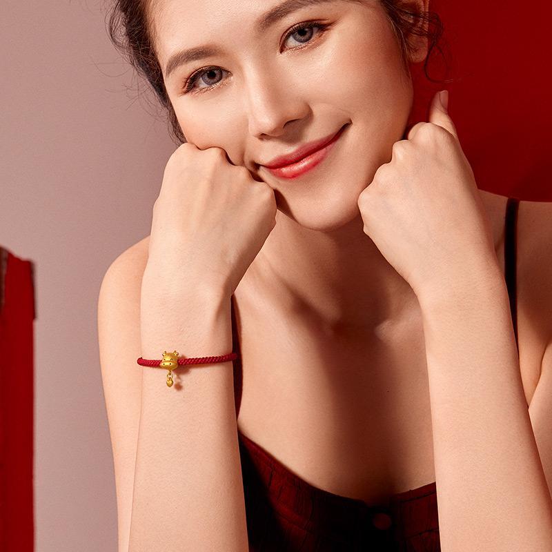周六福zhouliufu黄金手链定价女3d硬金爱心小吊坠生肖本命萌牛红绳