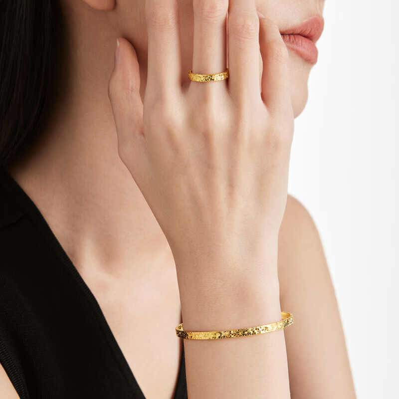 周大福碎碎冰碎金金碎冰冰足金黄金戒指女宽版(工费:460计价)EOF1277高清大图