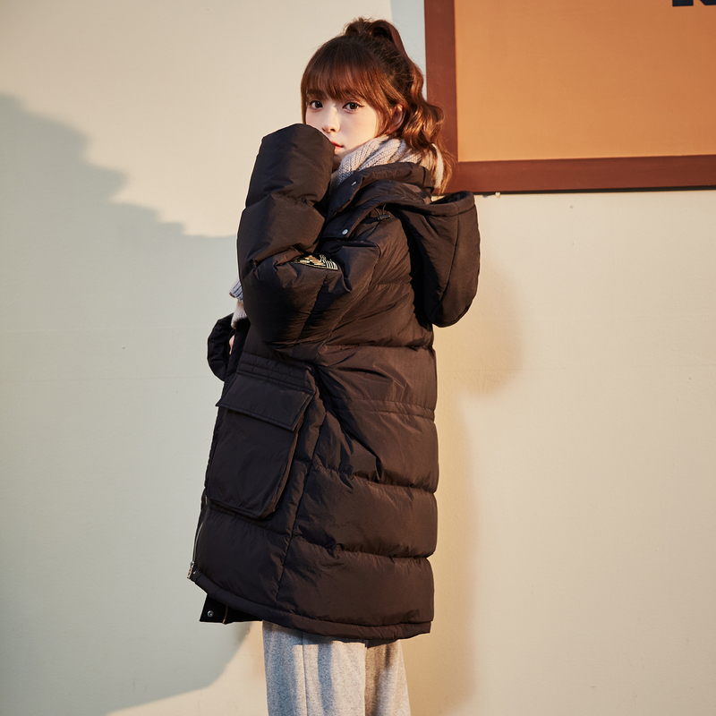 唐狮冬季新款女羽绒服中长款左胸刺绣字母贴标绣连帽保暖外套