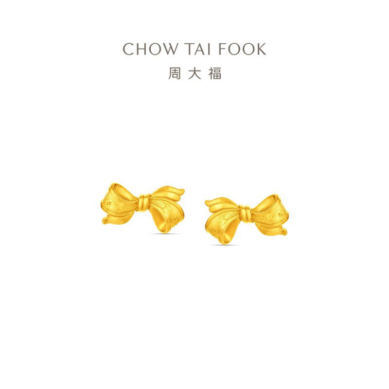 周大福流金岁月系列复古浮雕花纹蝴蝶结足金黄金耳钉计价F235794 足金约3.45g