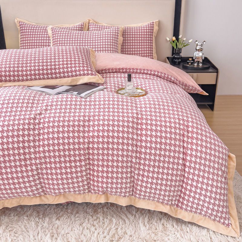 南极人冬季牛奶绒四件套床上用品珊瑚法兰绒被罩三件套床 1.8床裙四件套被套200*230 波米印象-粉千鸟格