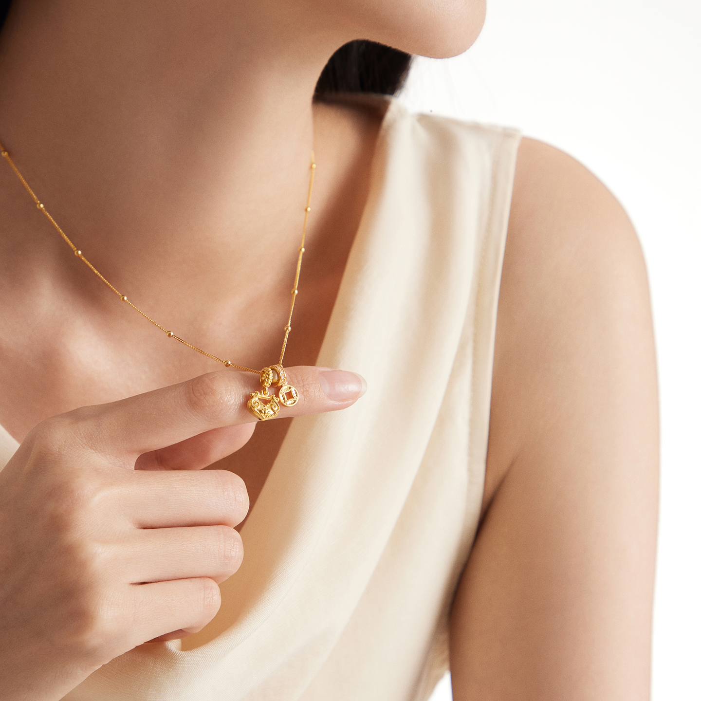 周大福小鼻嘎爆闪鱼鳞铜钱币足金黄金吊坠计价女款(工费180)EOF1966礼物高清大图