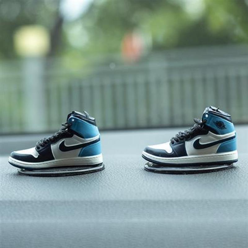 一双北卡蓝aj鞋 aj鞋模型手办车载摆件车内饰品男女创意个性立体鞋模