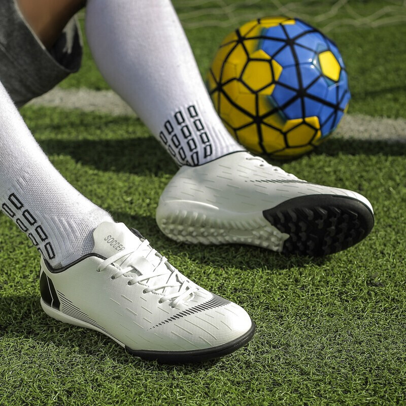 白色足球鞋男碎钉低帮成人儿童防滑轻便