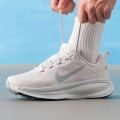 耐克（NIKE）男鞋新款运动鞋VOMERO 18缓震耐磨轻便透气公路跑步鞋 HM6803-009 ZP HM6803-009/灰色/白色 40