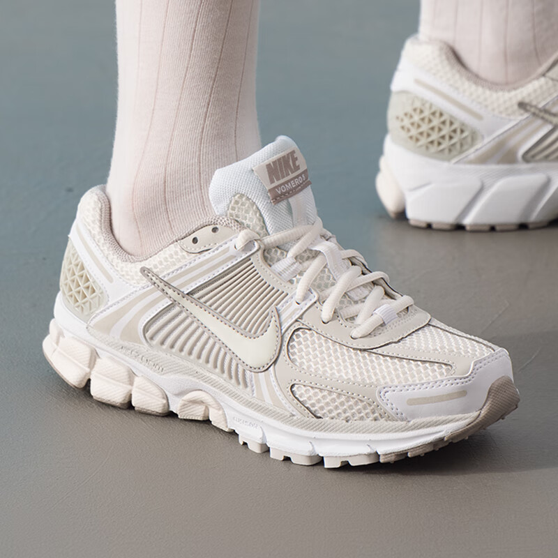 耐克（NIKE）女鞋新款运动鞋复古潮流时尚ZOOM VOMERO 5跑步休闲鞋FJ2028-107 ZP高清大图