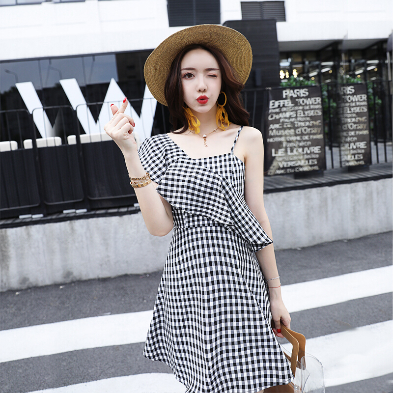 黑白格子连衣裙夏女2018新款高腰显瘦小个子荷叶边斜肩带裙短裙黑白格子