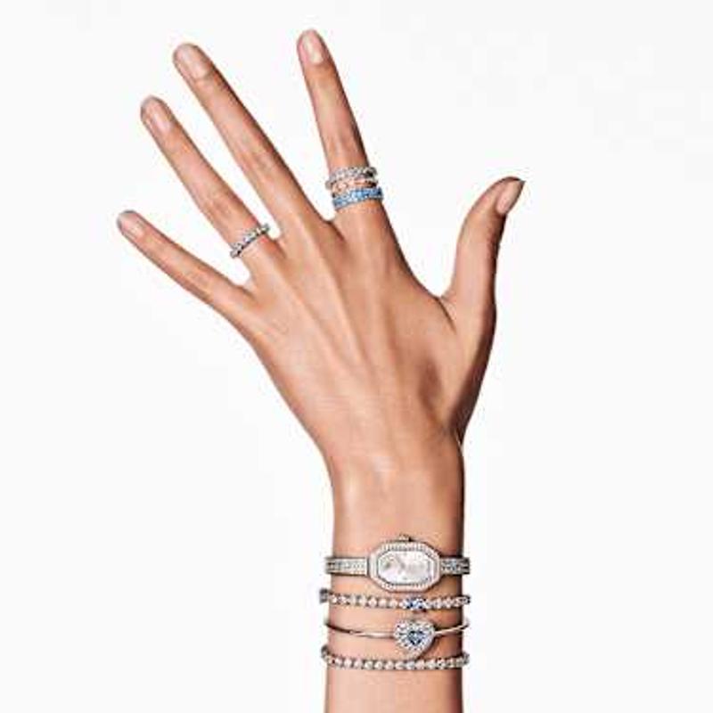 精致浪漫心形蓝钻手链典雅大方镂空设计施华洛世奇元素笼式工艺高清大图