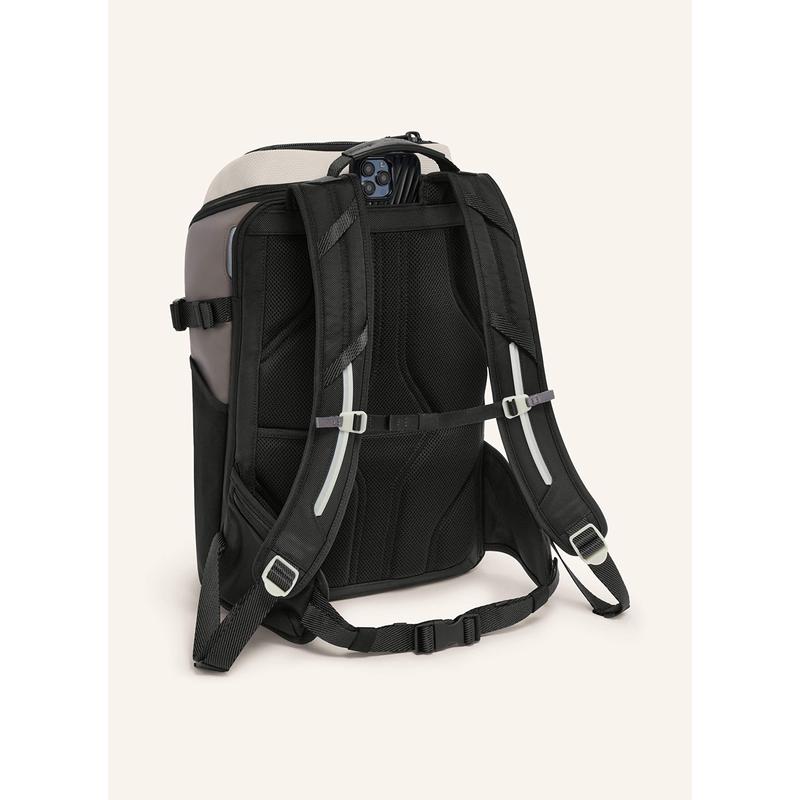 TUMI/途明双肩背包反光材质可调节侧边扣防水隔层便携收纳男用高清大图