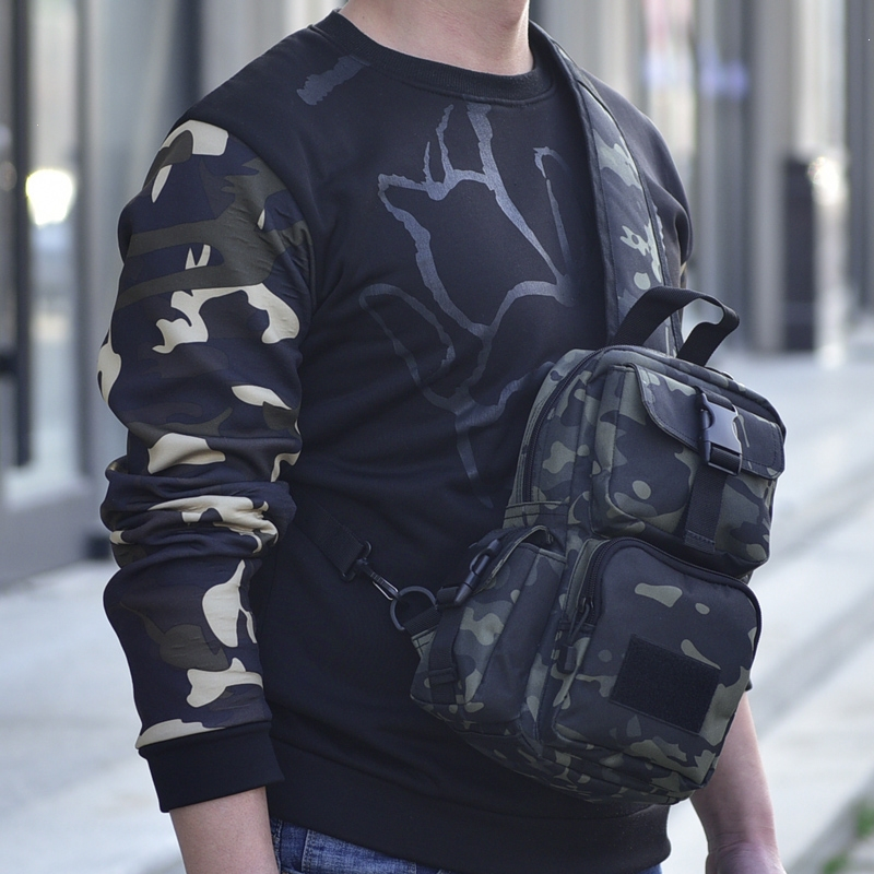 闪电客户外战术胸包男多功能迷彩骑行运动单肩斜挎背包登山旅行单肩包