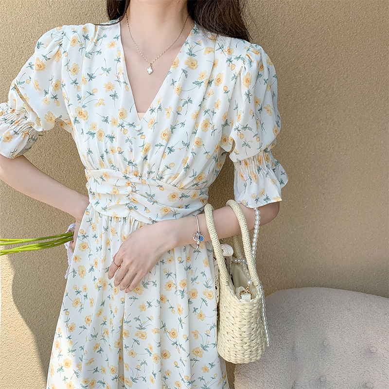 2022年新款法式V领短袖泡泡袖中裙子收腰显瘦碎花连衣裙