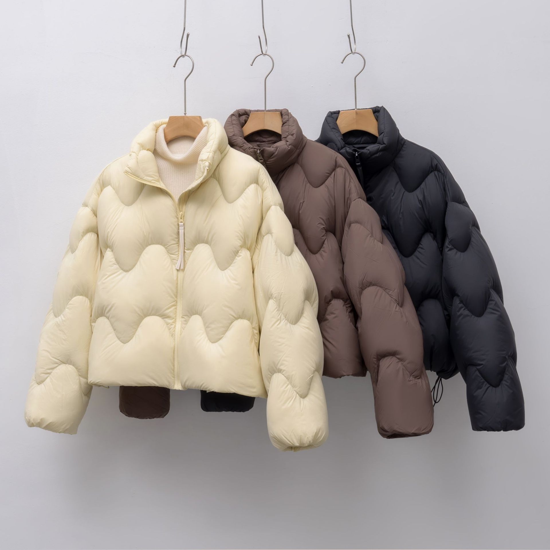 90白鸭绒短款立领泡芙羽绒服新国标波浪线羽绒外套女_00高清大图