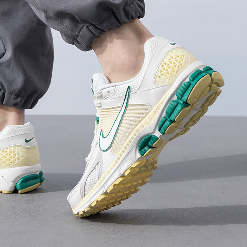 耐克（NIKE）男鞋新款运动鞋Air Zoom Vomero 5缓震耐磨透气跑步休闲鞋FN8361-100 ZP高清大图