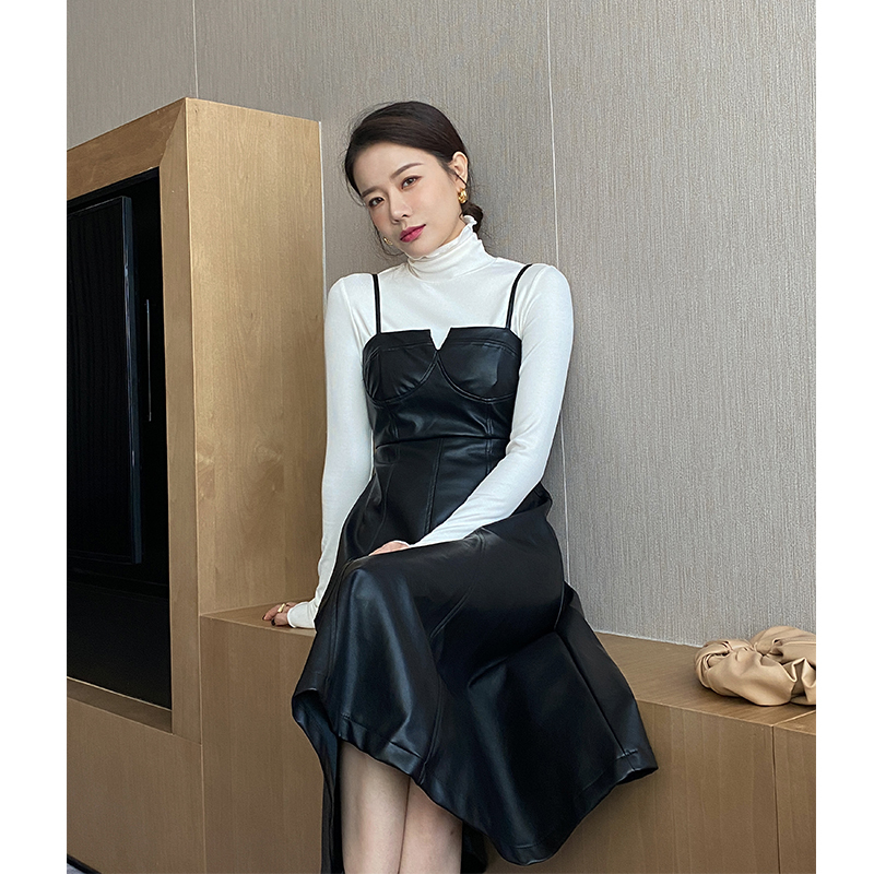 艳如飞黑色吊带皮裙新款背带收腰pu皮连衣裙复古显瘦气质女人味中长裙