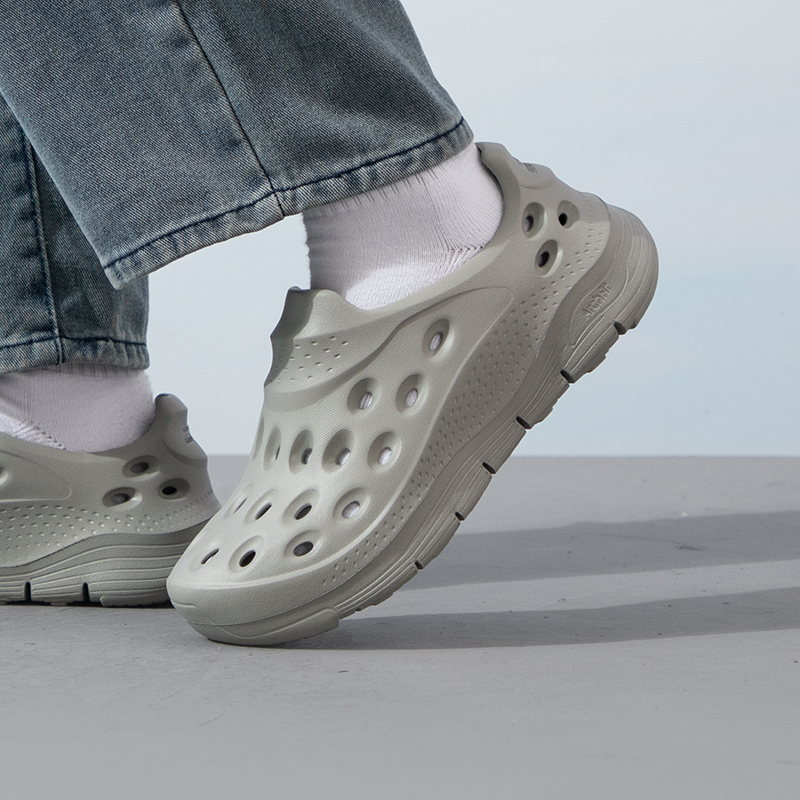 Skechers斯凯奇男鞋新款泡泡鞋轻便洞洞鞋轻质舒适凉鞋243240-OFWT ZP