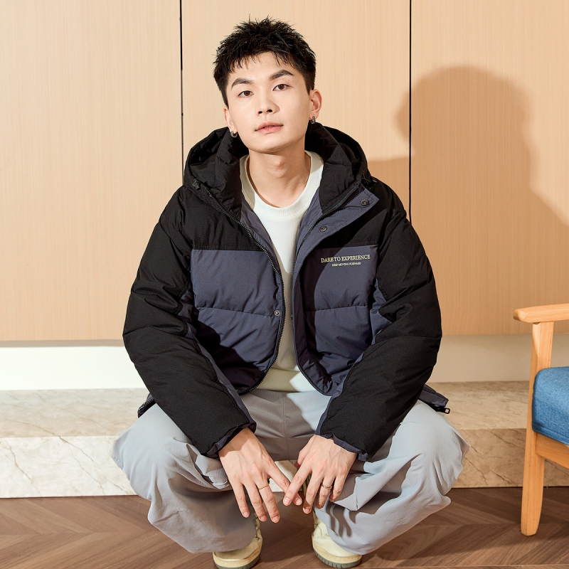 [2.5折价408元]唐狮新款男生连帽羽绒服撞色拼接前胸印花短款面包服潮流宽松