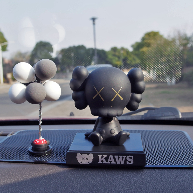 可爱卡通kaws考斯网红潮流公仔摇头汽车摆件创意车载车内装饰用品