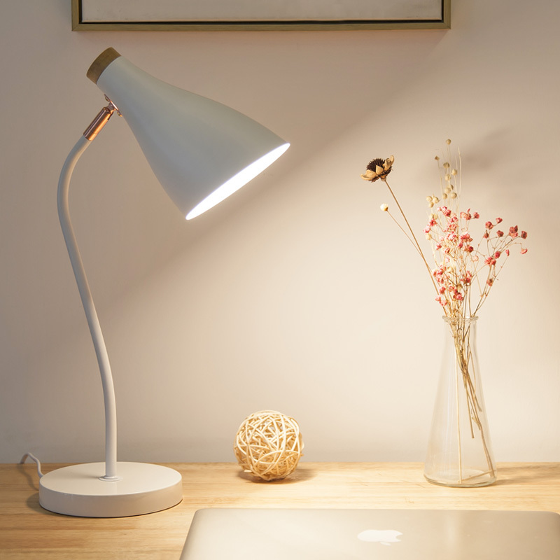 led书桌台灯大学生闪电客宿舍办公室工作创意书房卧室床头台灯北欧乳