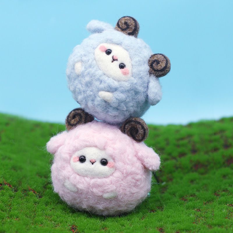 戳戳乐羊毛毡初学手工diy礼物材料包绵羊小羊挂件情侣手作钥匙扣白色