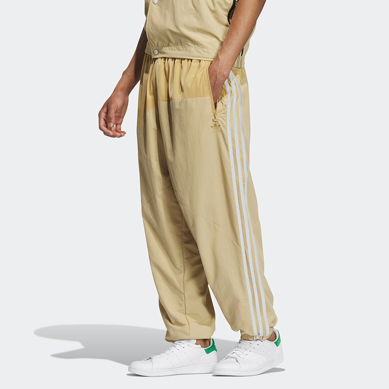 adidas originals三叶草三条纹拼色运动长裤 男款 浅卡其 IN1009