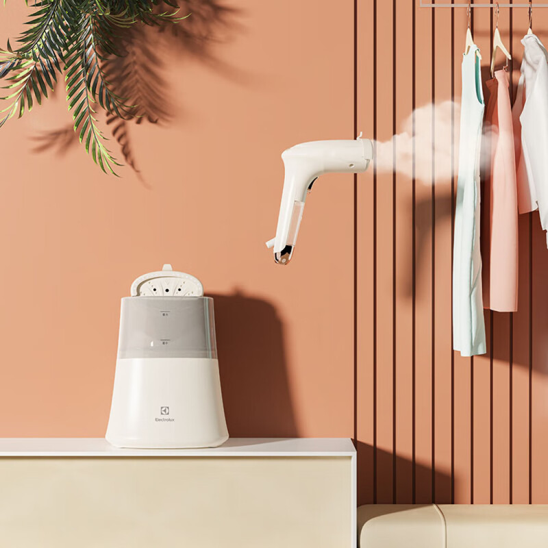 Electrolux伊莱克斯挂烫机微增压大蒸汽家用手持熨烫机电熨斗大功率旅游出差便携式除菌熨斗 EGGS-7010