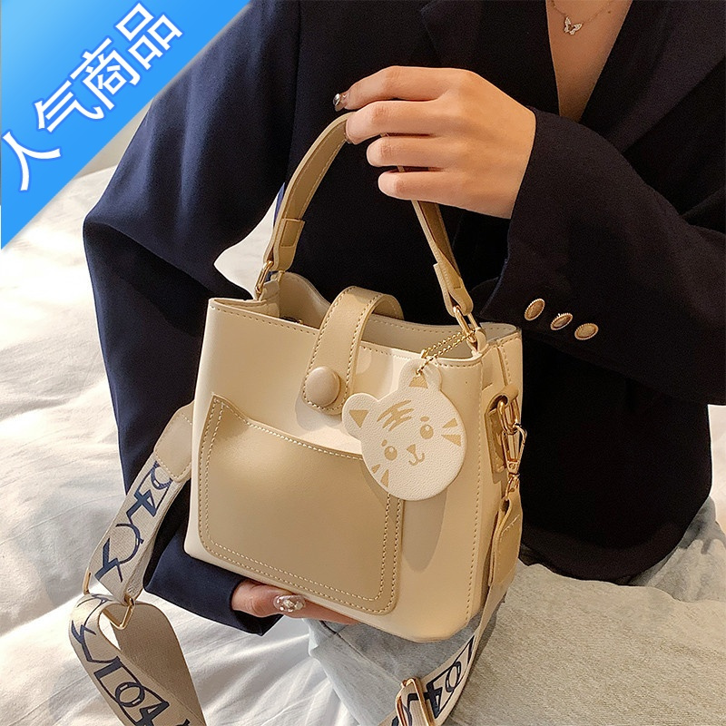 封后cherreskiemi香港包包女青年休闲纯色单肩斜挎包小众轻奢水桶包