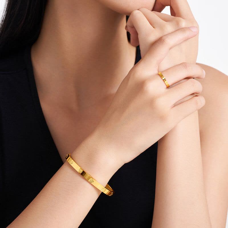 周大福圆点贵妃镯子足金实心椭圆黄金手镯女礼物(工费:1280计价)F233010图片