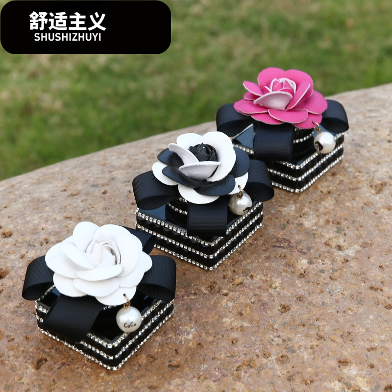 山茶花汽车香水座车内饰品摆件镶钻车载仪表台防滑装饰香水可爱女