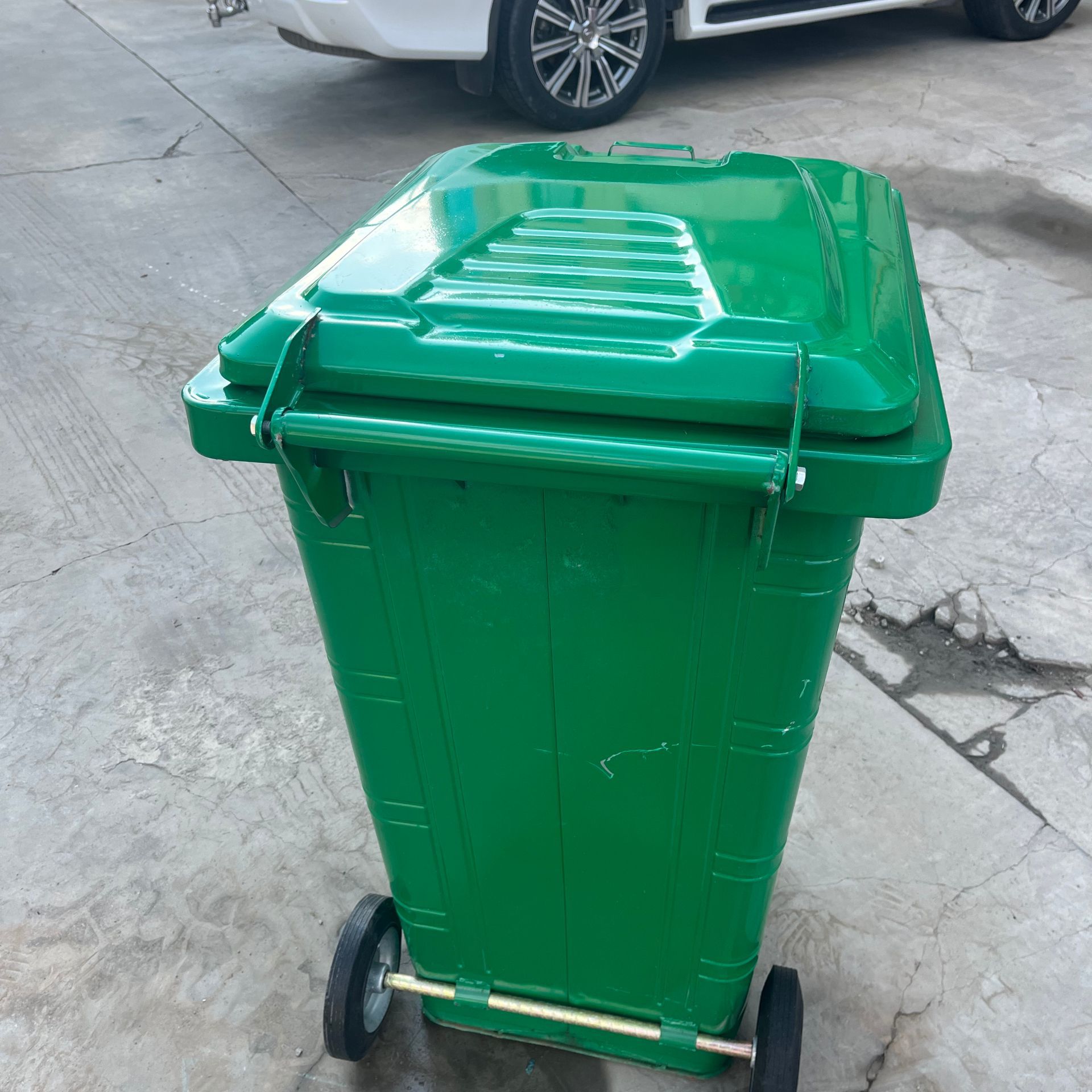嘉泽1.5mm厚可挂车 240L铁质垃圾桶(带轮带盖) 统一印字高清大图