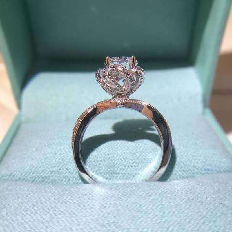 高托缠绕爱神降临戒指奢华丽宫廷镂空莫桑送女友礼物 高端花苞钻戒 港