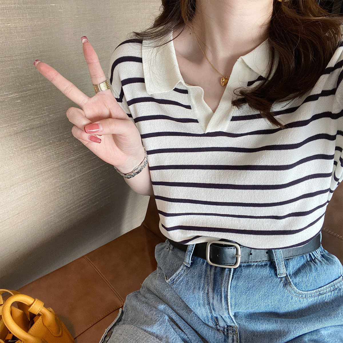[1折价29.9元叠加优惠券]唐狮夏季女式针织衫V领条纹上衣t恤冰丝凉感撞色条纹时尚潮高清大图