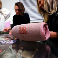 JBL CHARGE5 音乐冲击波五代 便携式蓝牙音箱+低音炮 户外防水防尘音箱 桌面音响 增强版赛道扬声器 粉色