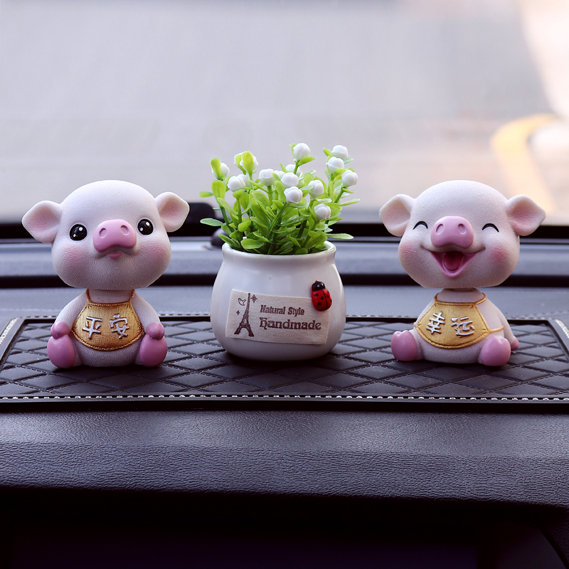 汽车内饰品摆件创意摇头小猪出入个性可爱男女高档车载漂亮金甲全家福
