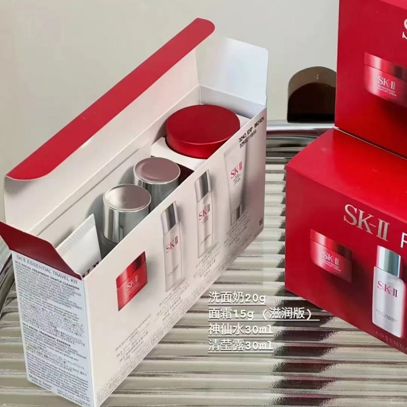 SK-II中样四件套装(神仙水30ml+清莹露30ml+洁面20g+面霜15ml) 配限定礼盒袋 限定礼盒高清大图